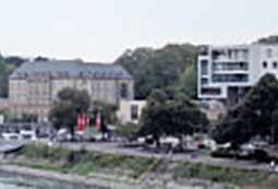 Blick vom Rhein aus auf Bonn.