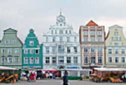 „Blick auf historische Gebäude in der Hansestadt Rostock