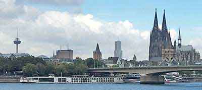 Blick auf den Kölner Dom und den Kölner Fernsehturm